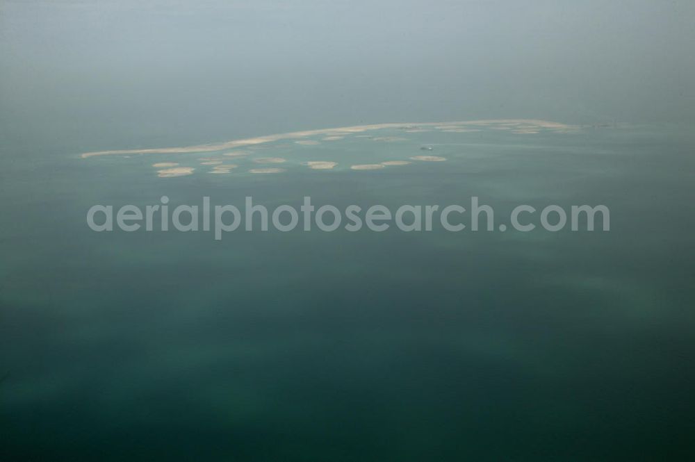 Aerial photograph Dubai - The World. The World ist eine auf Basis von Felsschüttungen aus verdichtetem Sand künstlich angelegte Inselgruppe in Dubai. Sie befindet sich 4 bis 10 km vor der Küste des Stadtteils Jumeirah im Persischen Golf. Die Insel mit einer Ausdehnung zwischen 23.000 qm und 87.000 qm sind in Form einer Weltkarte angeordnet und frei verkäuflich. Das Projekt kostet 7.6 Mrd. US-Dollar. Die ersten Arbeiten begannen Ende 2003, das Gesamtprojekt soll 2020 feriggestellt sein. Bauherr ist die staatseigene Entwicklungs- und Baugesellschaft Nakheel. Kontakt Nakheel: P.O. Box 17777, Dubai, United Arab Ermirates, Tel. +971 4390333 Fax +971 43903314, Email: info@nakheel.com.