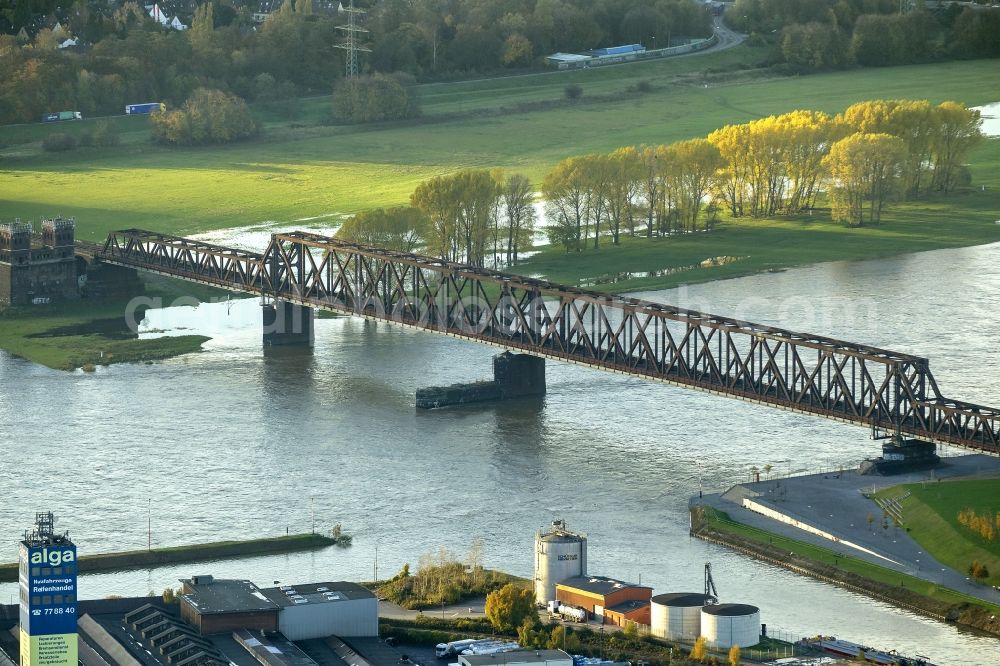 Aerial photograph Duisburg - Duisburg-Hochfelder railway bridge over the Rhine at Duisburg in the Ruhr area in North Rhine-Westphalia