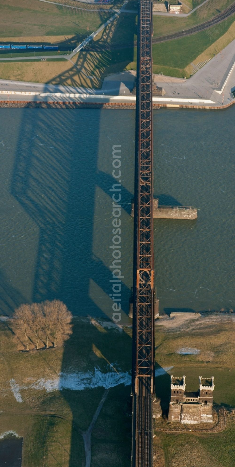 Aerial image Duisburg - View of the Duisburg-Hochfelder railroad bridge in Duisburg in the state North Rhine-Westphalia