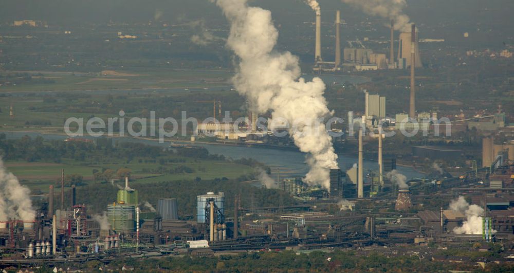 Duisburg from the bird's eye view: blick auf das Thyssen Stahlwerk in Duisburg-Bruckhausen. Duisburg steelworks of the Thyssen company.