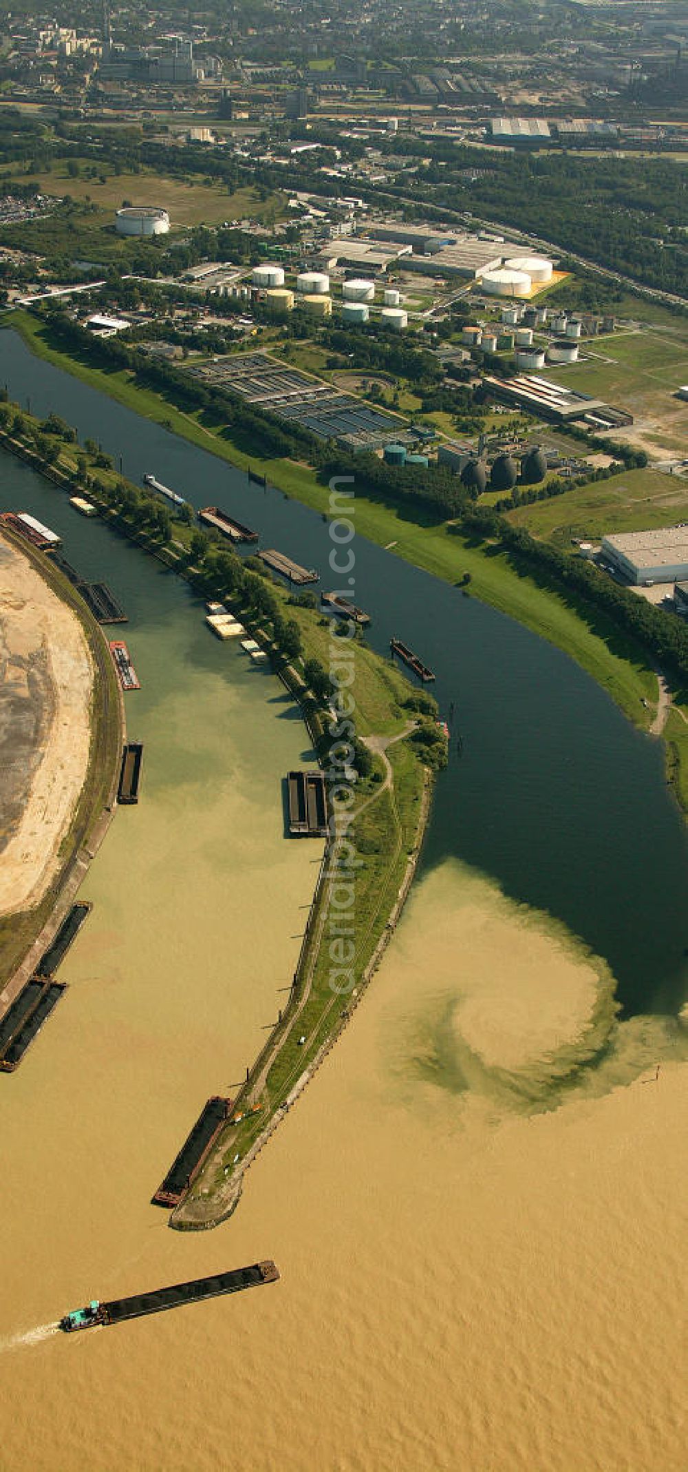 Duisburg from above - Blick auf den Stadtteil Duisburg-Ruhrort bei Hochwasser. Das Hochwasser aus dem Alpenraum erreicht über den Rhein Nordrhein-Westfalen. Auf dem Bild ist deutlich zu erkennen wie sich das braune Rheinwasser an der Mündung der Ruhr bei Duisburg-Ruhrort mit dem sauberen Ruhrwasser mischt. View of the district of Duisburg-Ruhrort at high tide. The flood water from the Alps reached the Rhine of North Rhine-Westphalia. In the picture it is clearly visible how the brown water is mixed at the mouth of the Rhine at Duisburg-Ruhrort with the clean water of the Ruhr.