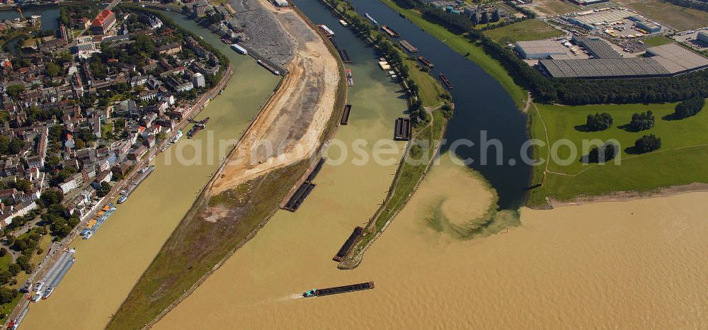 Duisburg from the bird's eye view: Blick auf den Stadtteil Duisburg-Ruhrort bei Hochwasser. Das Hochwasser aus dem Alpenraum erreicht über den Rhein Nordrhein-Westfalen. Auf dem Bild ist deutlich zu erkennen wie sich das braune Rheinwasser an der Mündung der Ruhr bei Duisburg-Ruhrort mit dem sauberen Ruhrwasser mischt. View of the district of Duisburg-Ruhrort at high tide. The flood water from the Alps reached the Rhine of North Rhine-Westphalia. In the picture it is clearly visible how the brown water is mixed at the mouth of the Rhine at Duisburg-Ruhrort with the clean water of the Ruhr.