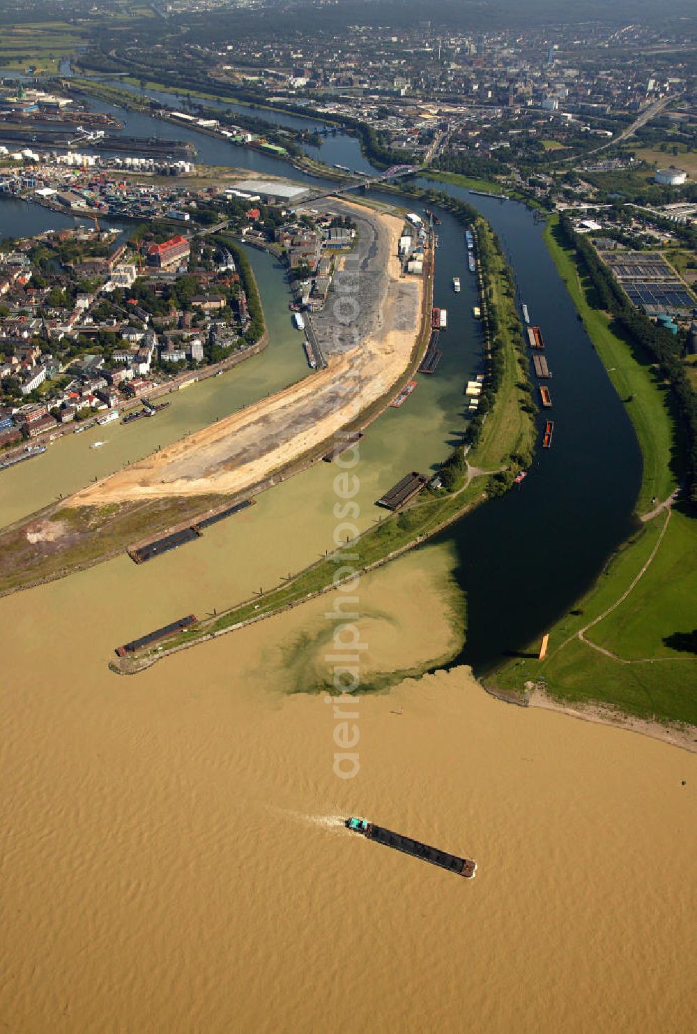 Aerial photograph Duisburg - Blick auf den Stadtteil Duisburg-Ruhrort bei Hochwasser. Das Hochwasser aus dem Alpenraum erreicht über den Rhein Nordrhein-Westfalen. Auf dem Bild ist deutlich zu erkennen wie sich das braune Rheinwasser an der Mündung der Ruhr bei Duisburg-Ruhrort mit dem sauberen Ruhrwasser mischt. View of the district of Duisburg-Ruhrort at high tide. The flood water from the Alps reached the Rhine of North Rhine-Westphalia. In the picture it is clearly visible how the brown water is mixed at the mouth of the Rhine at Duisburg-Ruhrort with the clean water of the Ruhr.