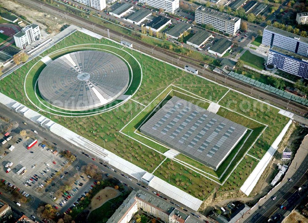 Aerial image Berlin - Friedrichshain - Durch Grundstücksstreitigkeiten immer noch nicht restlos fertiges Areal des Velodroms an der Landsberger Allee in Berlin - ein Objekt der OSB - Sportstättenbau GmbH