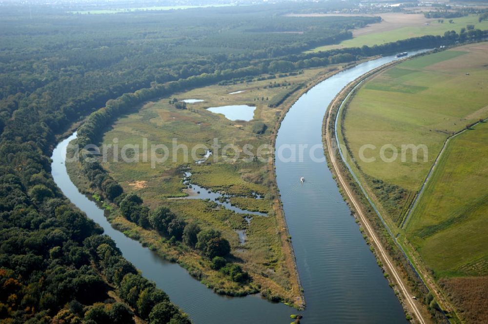 Parchau from the bird's eye view: Blick auf den Durchstich Parchau. Zu DDR-Zeiten enstand eine Insel sowie ein Altarm, durch den Bau eines Durchstich zwischen Parchau und Ihleburg, zur besseren Linienführung. Ein Projekt des WSV: Wasserstraßen-Neubauamt Magdeburg, 39106 Magdeburg, Tel. +49(0)391 535-0, email: wna-magdeburg@wsv.bund.de