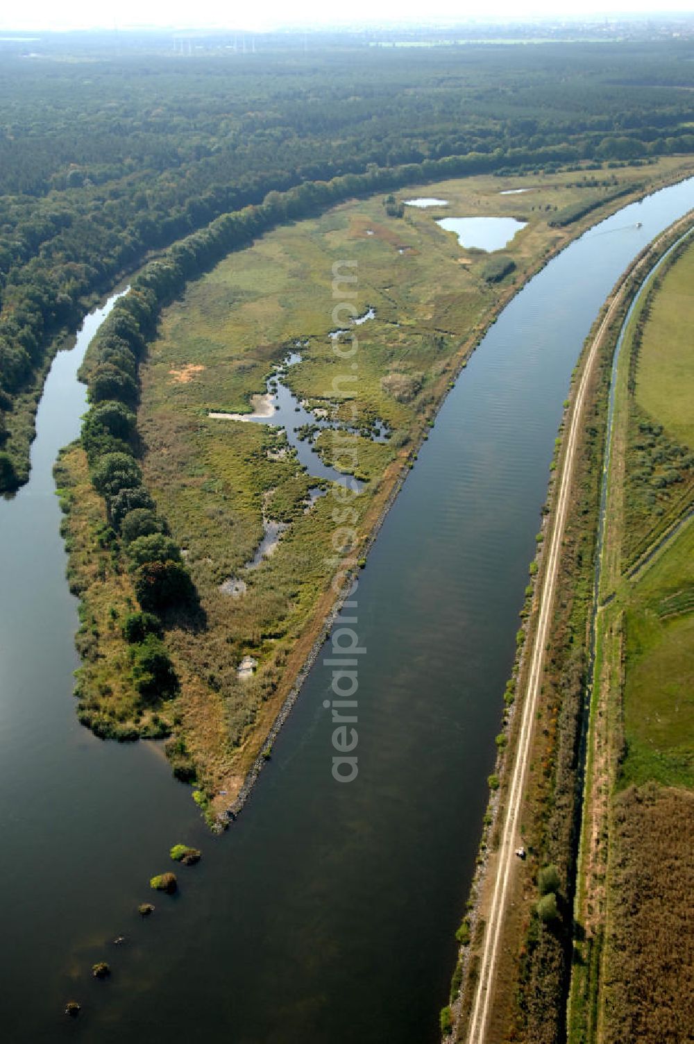 Parchau from the bird's eye view: Blick auf den Durchstich Parchau. Zu DDR-Zeiten enstand eine Insel sowie ein Altarm, durch den Bau eines Durchstich zwischen Parchau und Ihleburg, zur besseren Linienführung. Ein Projekt des WSV: Wasserstraßen-Neubauamt Magdeburg, 39106 Magdeburg, Tel. +49(0)391 535-0, email: wna-magdeburg@wsv.bund.de