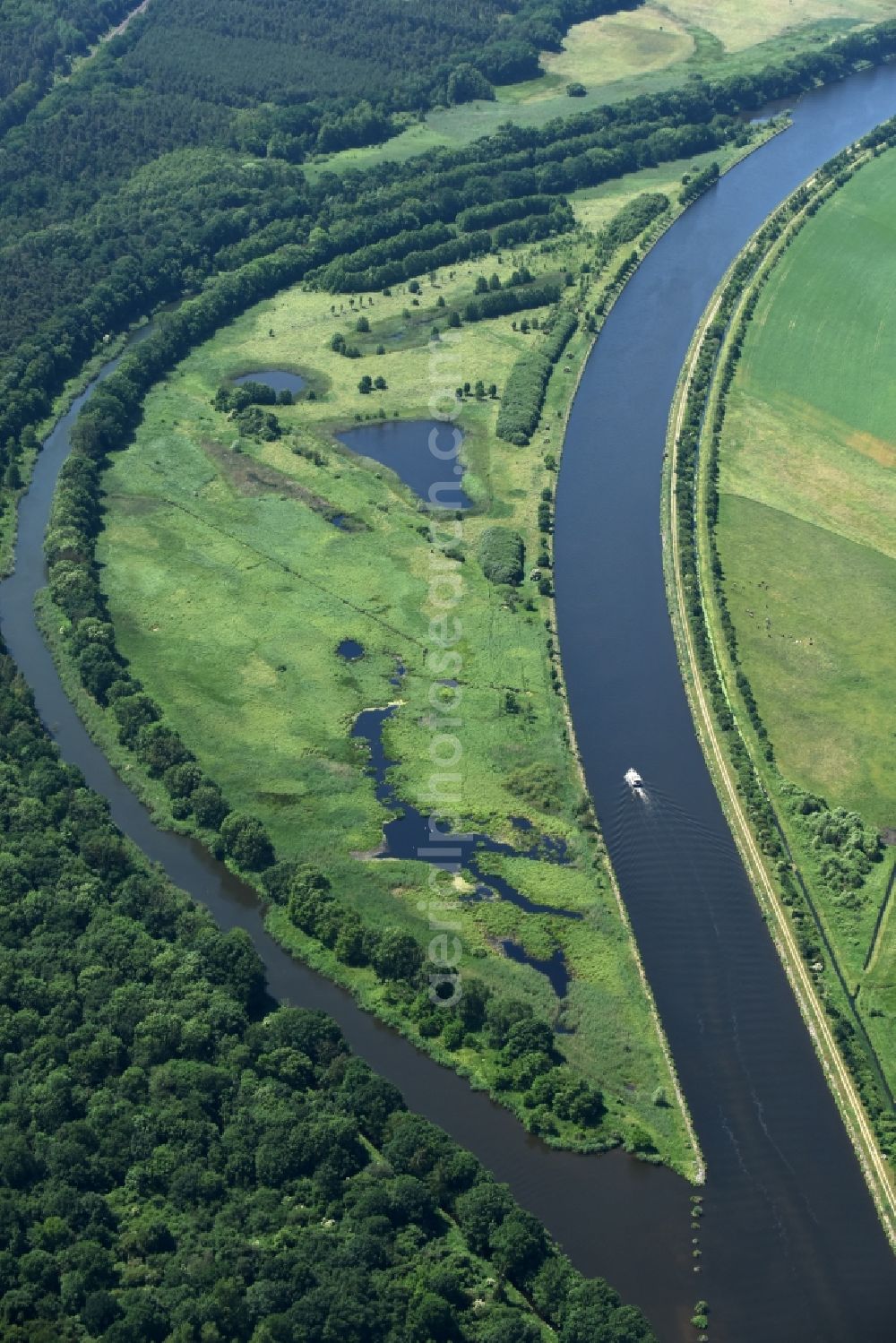 Parchau from the bird's eye view: Avulsion of a maean der and river course of the Elbe-Havel-Canel in Parchau in the state Saxony-Anhalt