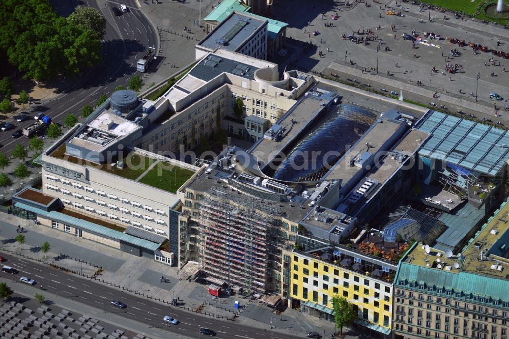 Berlin from above - At the Pariser Platz in the Mitte district of Berlin, the Embassy of the United States of America was built their headquarters, designed by the architecture firm Moore Ruble Yudell. In addition to the Embassy, the DZ-Bank has its place. Architect of the building, with its striking glass roof is architect Frank Gehry. The back of the building on the Behrenstrasse towards the Holocaust monument is executed in style of deconstructivism. In this part of the building apartments are housed