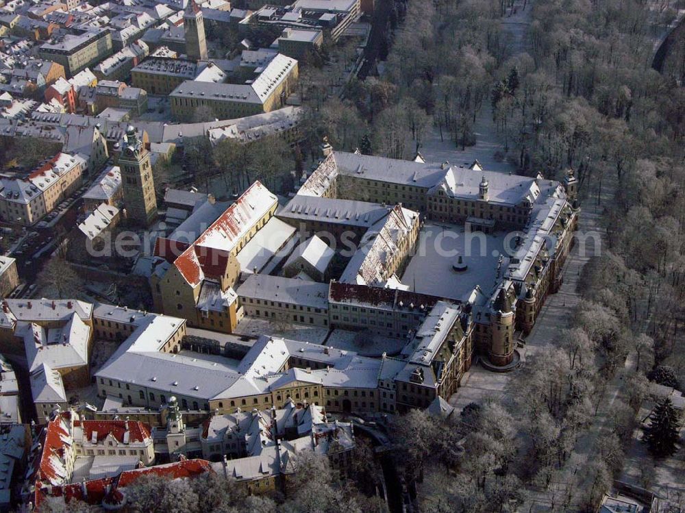 Regensburg / Bayern from above - : Fürstliches Ambiente bietet das Schloss Thurn und Taxis / Schloss St. Emmeram.Man kann die Museen besuchen und in den prunkvollsten Räumlichkeiten des Schlosses feiern. Schlossverwaltung 93047 Regensburg; Emmeramsplatz 5; Tel.: 0941 / 50 48 – 184; Fax: 0941 / 50 48 – 161; E-Mail: wbrandl@thurnundtaxis.de