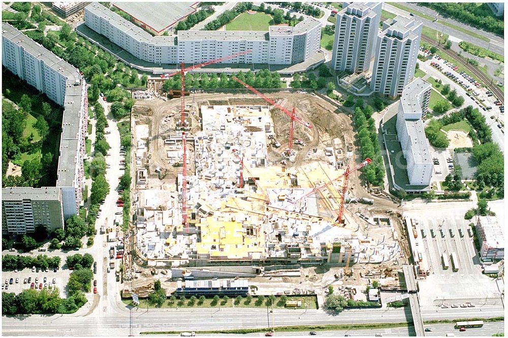 Aerial image Berlin Marzahn - 23.07.2004 Berlin Marzahn Eastgate / Bauarbeiten für das 150 Millionen Euro teure Eastgate - eines der größten und außergewöhnlichsten Einkaufs- und Erlebniszentren Berlins und Ostdeutschlands.Mit dem Eastgate erhält die Hauptstadt bis Herbst 2005 in zentraler Lage an der Hauptverkehrsachse Märkische Allee ein spektakuläres Tor zum Osten. Die Entwicklung, Generalplanung, Vermietung sowie das Langzeitmanagement des Eastgate liegen in den Händen der ECE Projektmanagement.