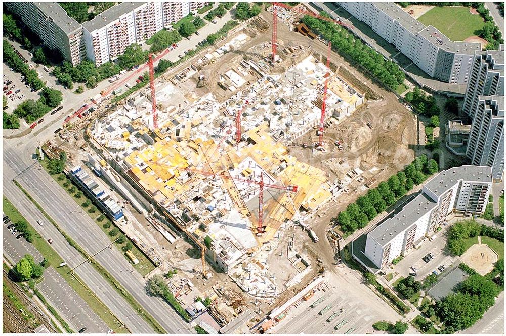 Berlin Marzahn from the bird's eye view: 23.07.2004 Berlin Marzahn Eastgate / Bauarbeiten für das 150 Millionen Euro teure Eastgate - eines der größten und außergewöhnlichsten Einkaufs- und Erlebniszentren Berlins und Ostdeutschlands.Mit dem Eastgate erhält die Hauptstadt bis Herbst 2005 in zentraler Lage an der Hauptverkehrsachse Märkische Allee ein spektakuläres Tor zum Osten. Die Entwicklung, Generalplanung, Vermietung sowie das Langzeitmanagement des Eastgate liegen in den Händen der ECE Projektmanagement.