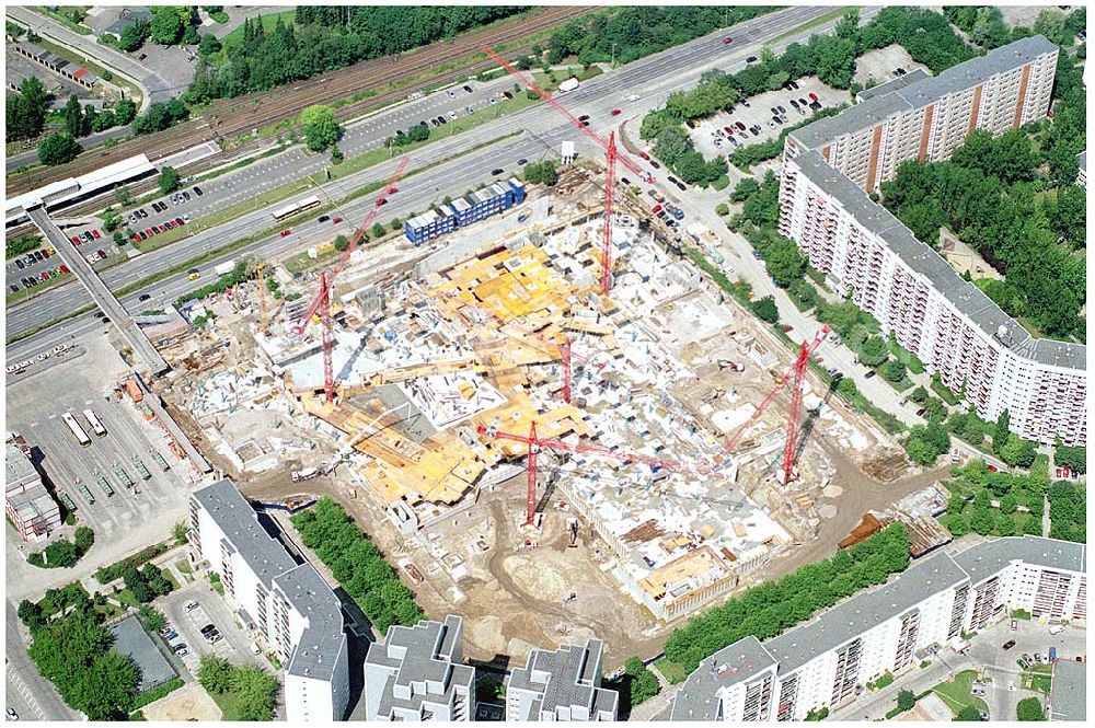 Aerial image Berlin Marzahn - 23.07.2004 Berlin Marzahn Eastgate / Bauarbeiten für das 150 Millionen Euro teure Eastgate - eines der größten und außergewöhnlichsten Einkaufs- und Erlebniszentren Berlins und Ostdeutschlands.Mit dem Eastgate erhält die Hauptstadt bis Herbst 2005 in zentraler Lage an der Hauptverkehrsachse Märkische Allee ein spektakuläres Tor zum Osten. Die Entwicklung, Generalplanung, Vermietung sowie das Langzeitmanagement des Eastgate liegen in den Händen der ECE Projektmanagement.