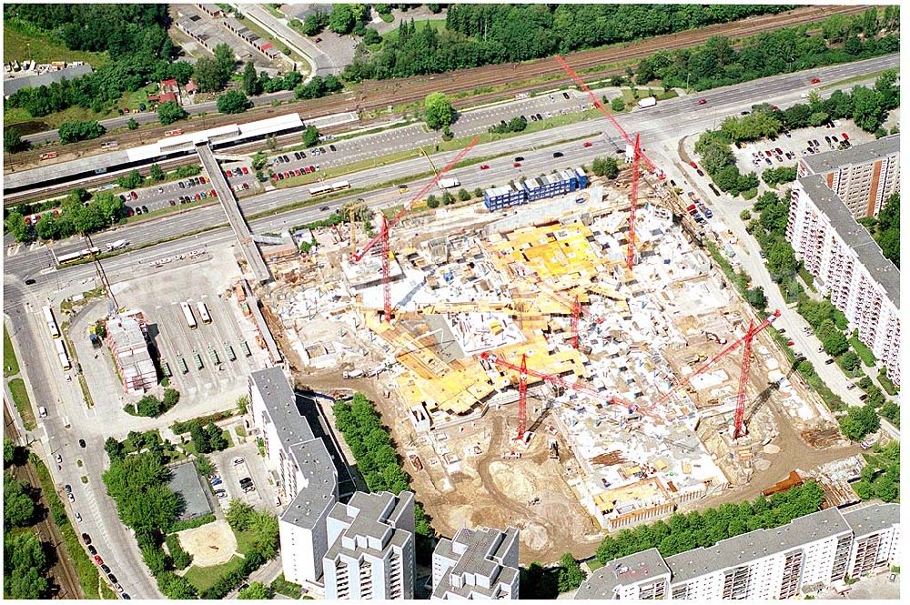 Aerial photograph Berlin Marzahn - 23.07.2004 Berlin Marzahn Eastgate / Bauarbeiten für das 150 Millionen Euro teure Eastgate - eines der größten und außergewöhnlichsten Einkaufs- und Erlebniszentren Berlins und Ostdeutschlands.Mit dem Eastgate erhält die Hauptstadt bis Herbst 2005 in zentraler Lage an der Hauptverkehrsachse Märkische Allee ein spektakuläres Tor zum Osten. Die Entwicklung, Generalplanung, Vermietung sowie das Langzeitmanagement des Eastgate liegen in den Händen der ECE Projektmanagement.