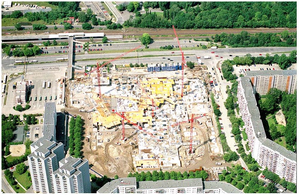 Berlin Marzahn from above - 23.07.2004 Berlin Marzahn Eastgate / Bauarbeiten für das 150 Millionen Euro teure Eastgate - eines der größten und außergewöhnlichsten Einkaufs- und Erlebniszentren Berlins und Ostdeutschlands.Mit dem Eastgate erhält die Hauptstadt bis Herbst 2005 in zentraler Lage an der Hauptverkehrsachse Märkische Allee ein spektakuläres Tor zum Osten. Die Entwicklung, Generalplanung, Vermietung sowie das Langzeitmanagement des Eastgate liegen in den Händen der ECE Projektmanagement.