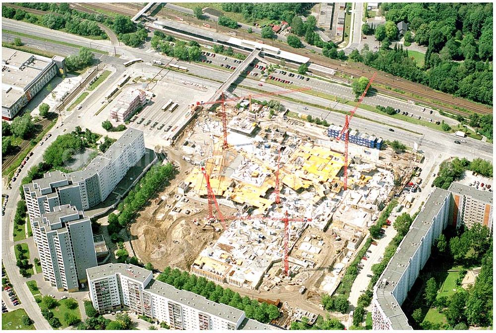 Aerial image Berlin Marzahn - 23.07.2004 Berlin Marzahn Eastgate / Bauarbeiten für das 150 Millionen Euro teure Eastgate - eines der größten und außergewöhnlichsten Einkaufs- und Erlebniszentren Berlins und Ostdeutschlands.Mit dem Eastgate erhält die Hauptstadt bis Herbst 2005 in zentraler Lage an der Hauptverkehrsachse Märkische Allee ein spektakuläres Tor zum Osten. Die Entwicklung, Generalplanung, Vermietung sowie das Langzeitmanagement des Eastgate liegen in den Händen der ECE Projektmanagement.