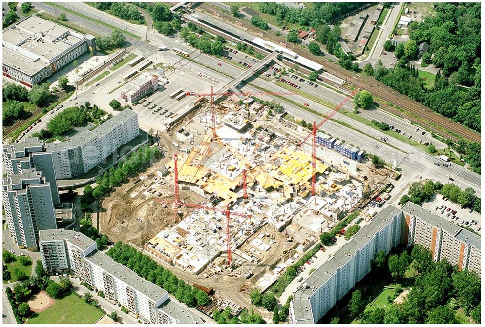 Aerial photograph Berlin Marzahn - 23.07.2004 Berlin Marzahn Eastgate / Bauarbeiten für das 150 Millionen Euro teure Eastgate - eines der größten und außergewöhnlichsten Einkaufs- und Erlebniszentren Berlins und Ostdeutschlands.Mit dem Eastgate erhält die Hauptstadt bis Herbst 2005 in zentraler Lage an der Hauptverkehrsachse Märkische Allee ein spektakuläres Tor zum Osten. Die Entwicklung, Generalplanung, Vermietung sowie das Langzeitmanagement des Eastgate liegen in den Händen der ECE Projektmanagement.