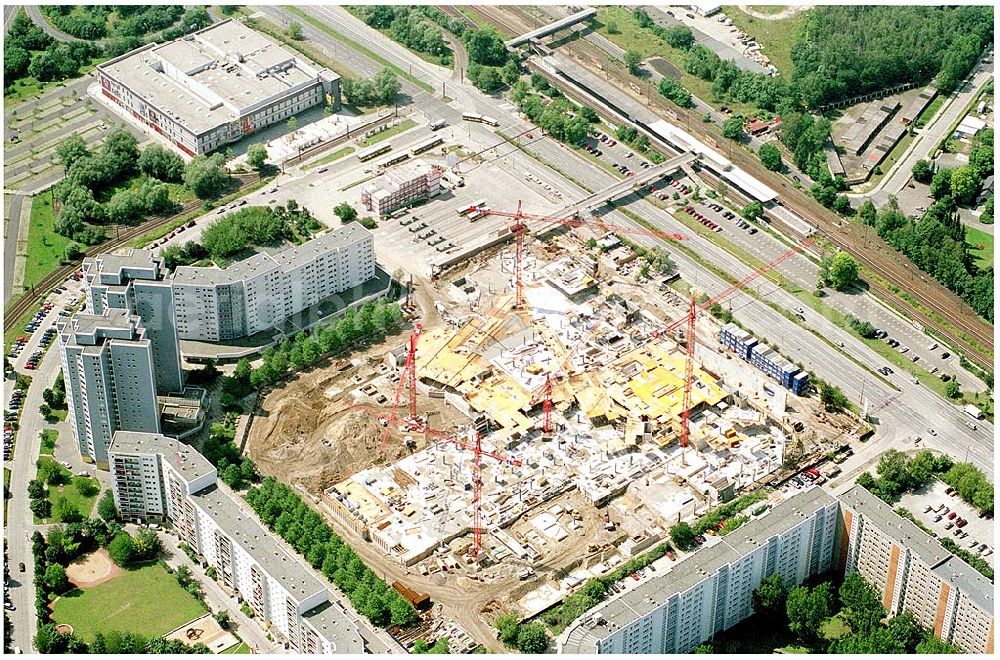 Berlin Marzahn from above - 23.07.2004 Berlin Marzahn Eastgate / Bauarbeiten für das 150 Millionen Euro teure Eastgate - eines der größten und außergewöhnlichsten Einkaufs- und Erlebniszentren Berlins und Ostdeutschlands.Mit dem Eastgate erhält die Hauptstadt bis Herbst 2005 in zentraler Lage an der Hauptverkehrsachse Märkische Allee ein spektakuläres Tor zum Osten. Die Entwicklung, Generalplanung, Vermietung sowie das Langzeitmanagement des Eastgate liegen in den Händen der ECE Projektmanagement.