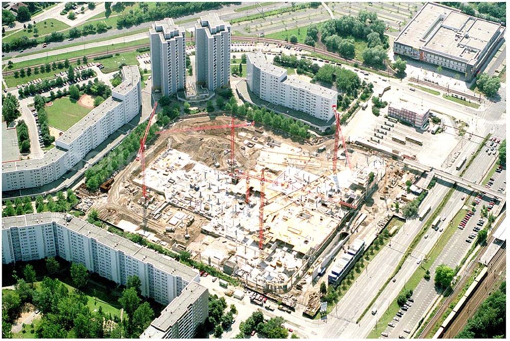 Berlin Marzahn from the bird's eye view: 23.07.2004 Berlin Marzahn Eastgate / Bauarbeiten für das 150 Millionen Euro teure Eastgate - eines der größten und außergewöhnlichsten Einkaufs- und Erlebniszentren Berlins und Ostdeutschlands.Mit dem Eastgate erhält die Hauptstadt bis Herbst 2005 in zentraler Lage an der Hauptverkehrsachse Märkische Allee ein spektakuläres Tor zum Osten. Die Entwicklung, Generalplanung, Vermietung sowie das Langzeitmanagement des Eastgate liegen in den Händen der ECE Projektmanagement.