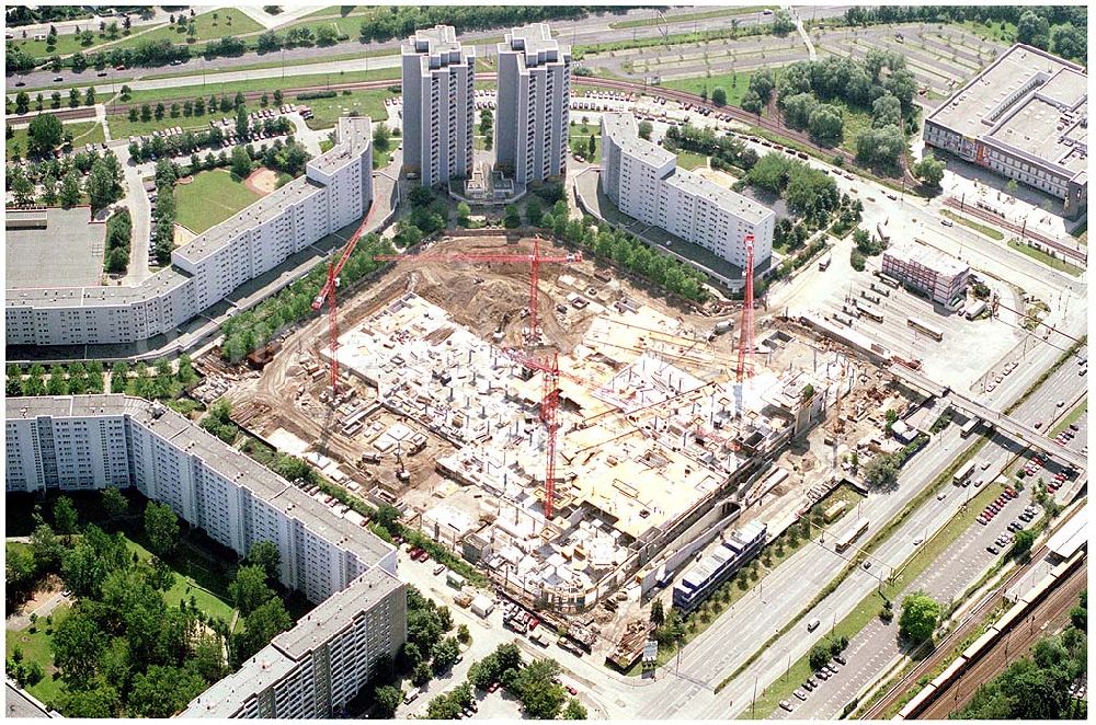 Aerial image Berlin Marzahn - 23.07.2004 Berlin Marzahn Eastgate / Bauarbeiten für das 150 Millionen Euro teure Eastgate - eines der größten und außergewöhnlichsten Einkaufs- und Erlebniszentren Berlins und Ostdeutschlands.Mit dem Eastgate erhält die Hauptstadt bis Herbst 2005 in zentraler Lage an der Hauptverkehrsachse Märkische Allee ein spektakuläres Tor zum Osten. Die Entwicklung, Generalplanung, Vermietung sowie das Langzeitmanagement des Eastgate liegen in den Händen der ECE Projektmanagement.