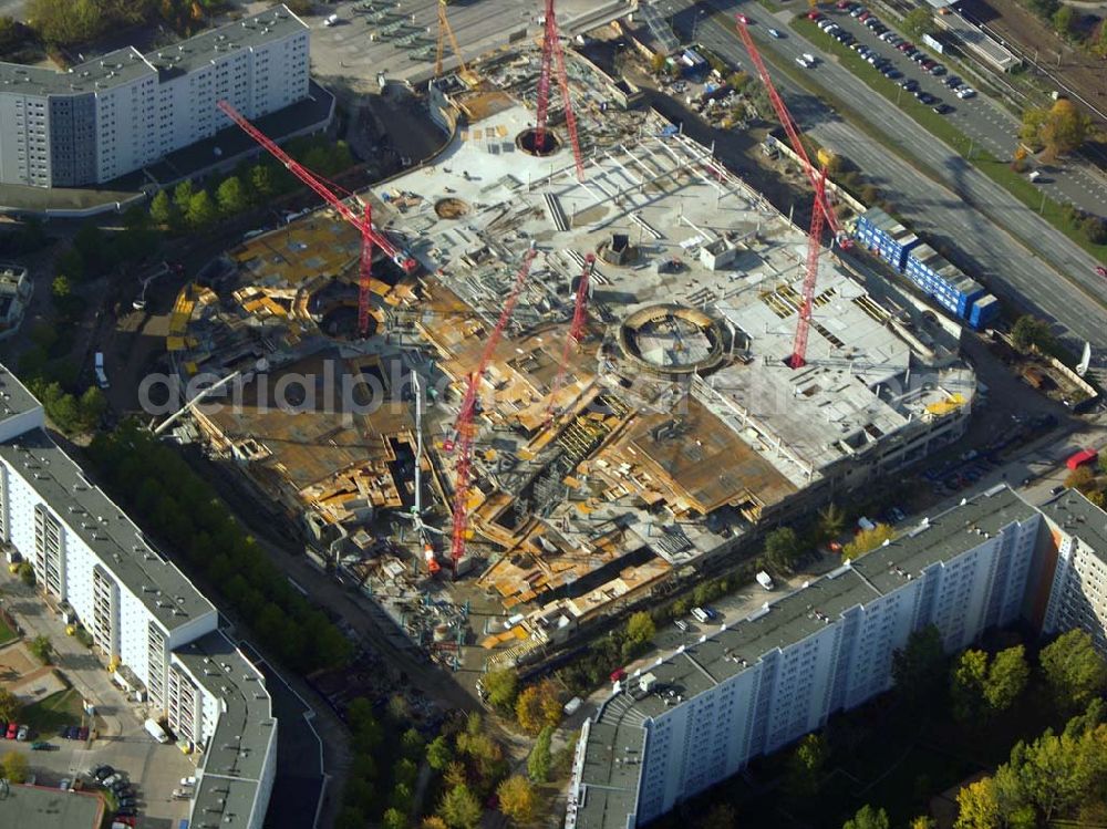 Aerial image Berlin - Marzahn - 20.10.2004 Blick auf den Bau der neuen Eastside Gallery an der Märkischen Allee in Berlin-Marzahn.