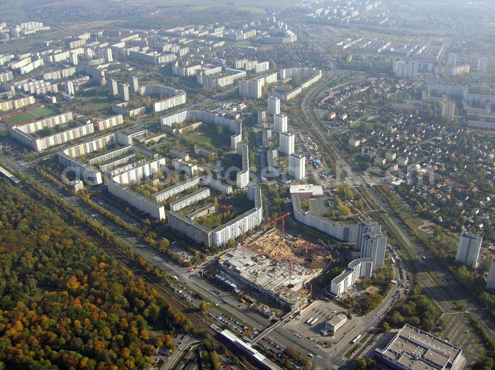 Berlin - Marzahn from the bird's eye view: 20.10.2004 Blick auf den Bau der neuen Eastside Gallery an der Märkischen Allee in Berlin-Marzahn.