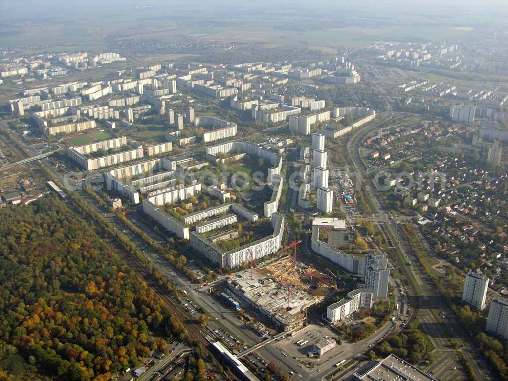 Aerial image Berlin - Marzahn - 20.10.2004 Blick auf den Bau der neuen Eastside Gallery an der Märkischen Allee in Berlin-Marzahn.