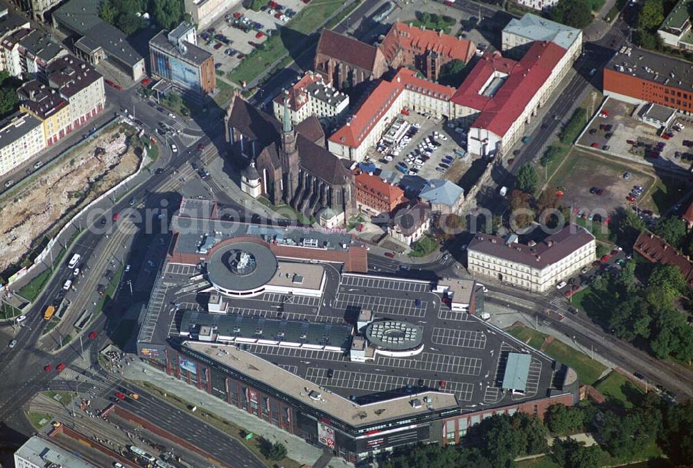 Wroclaw (Polen) from above - Blick auf die Galeria Dominikañska in Wroclaw, einem Shoppingcenter der ECE Projektmanagement G.m.b.H. & Co. KG. Das Geschäftshaus im Stadtzentrum wurde am 17. August 2001 eröffnet und beherbergt verschiedende Fachgeschäfte, einen Supermarkt, einen Fachmarkt für Unterhaltungselektronik, Serviceeinrichtungen, Restaurants und Cafés auf 3 Ebenen und ca. 32.500 qm. Galeria Dominikañska, Pl. Dominikanski 3, 50 -159 Wroclaw, Tel.: 0048-71-3449510, Fax: 0048-71-3449529