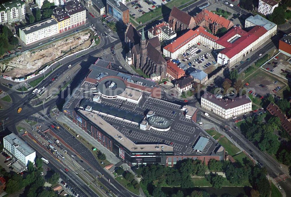 Wroclaw (Polen) from the bird's eye view: Blick auf die Galeria Dominikañska in Wroclaw, einem Shoppingcenter der ECE Projektmanagement G.m.b.H. & Co. KG. Das Geschäftshaus im Stadtzentrum wurde am 17. August 2001 eröffnet und beherbergt verschiedende Fachgeschäfte, einen Supermarkt, einen Fachmarkt für Unterhaltungselektronik, Serviceeinrichtungen, Restaurants und Cafés auf 3 Ebenen und ca. 32.500 qm. Galeria Dominikañska, Pl. Dominikanski 3, 50 -159 Wroclaw, Tel.: 0048-71-3449510, Fax: 0048-71-3449529