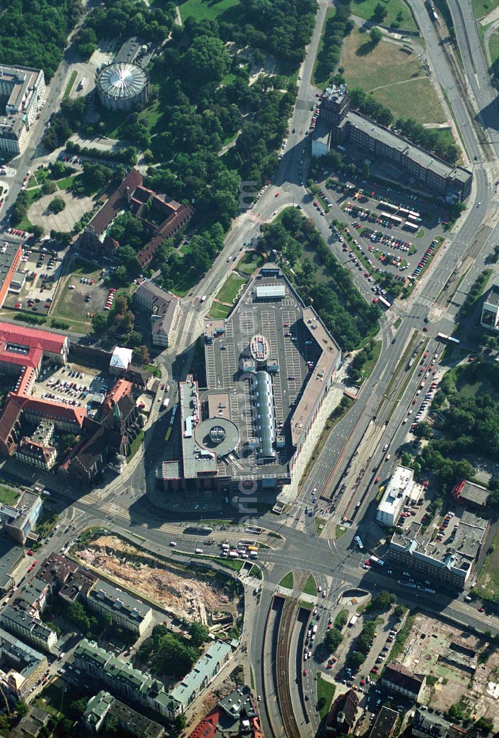 Aerial image Wroclaw (Polen) - Blick auf die Galeria Dominikañska in Wroclaw, einem Shoppingcenter der ECE Projektmanagement G.m.b.H. & Co. KG. Das Geschäftshaus im Stadtzentrum wurde am 17. August 2001 eröffnet und beherbergt verschiedende Fachgeschäfte, einen Supermarkt, einen Fachmarkt für Unterhaltungselektronik, Serviceeinrichtungen, Restaurants und Cafés auf 3 Ebenen und ca. 32.500 qm. Galeria Dominikañska, Pl. Dominikanski 3, 50 -159 Wroclaw, Tel.: 0048-71-3449510, Fax: 0048-71-3449529