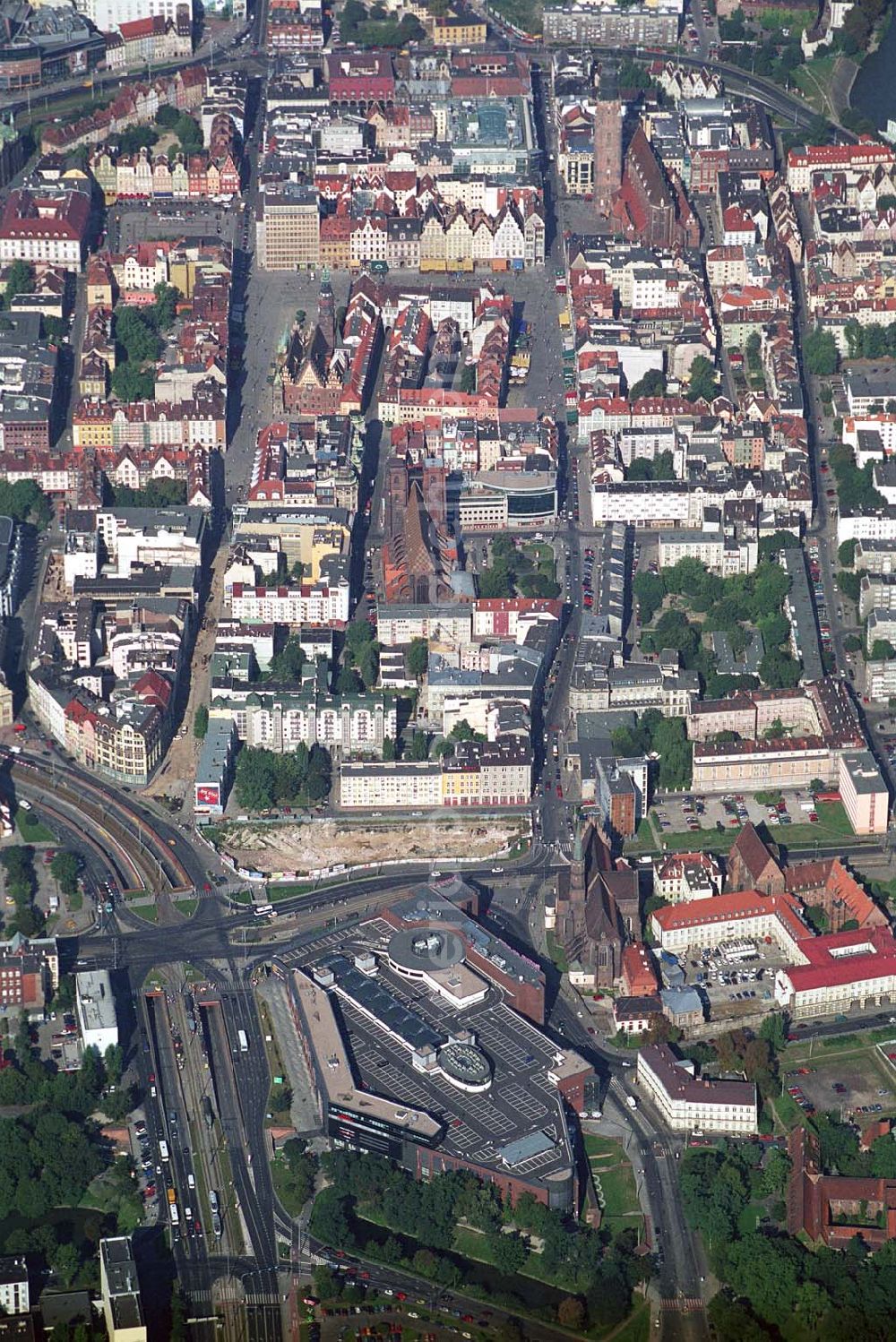 Wroclaw (Polen) from above - Blick auf die Galeria Dominikañska in Wroclaw, einem Shoppingcenter der ECE Projektmanagement G.m.b.H. & Co. KG. Das Geschäftshaus im Stadtzentrum wurde am 17. August 2001 eröffnet und beherbergt verschiedende Fachgeschäfte, einen Supermarkt, einen Fachmarkt für Unterhaltungselektronik, Serviceeinrichtungen, Restaurants und Cafés auf 3 Ebenen und ca. 32.500 qm. Galeria Dominikañska, Pl. Dominikanski 3, 50 -159 Wroclaw, Tel.: 0048-71-3449510, Fax: 0048-71-3449529