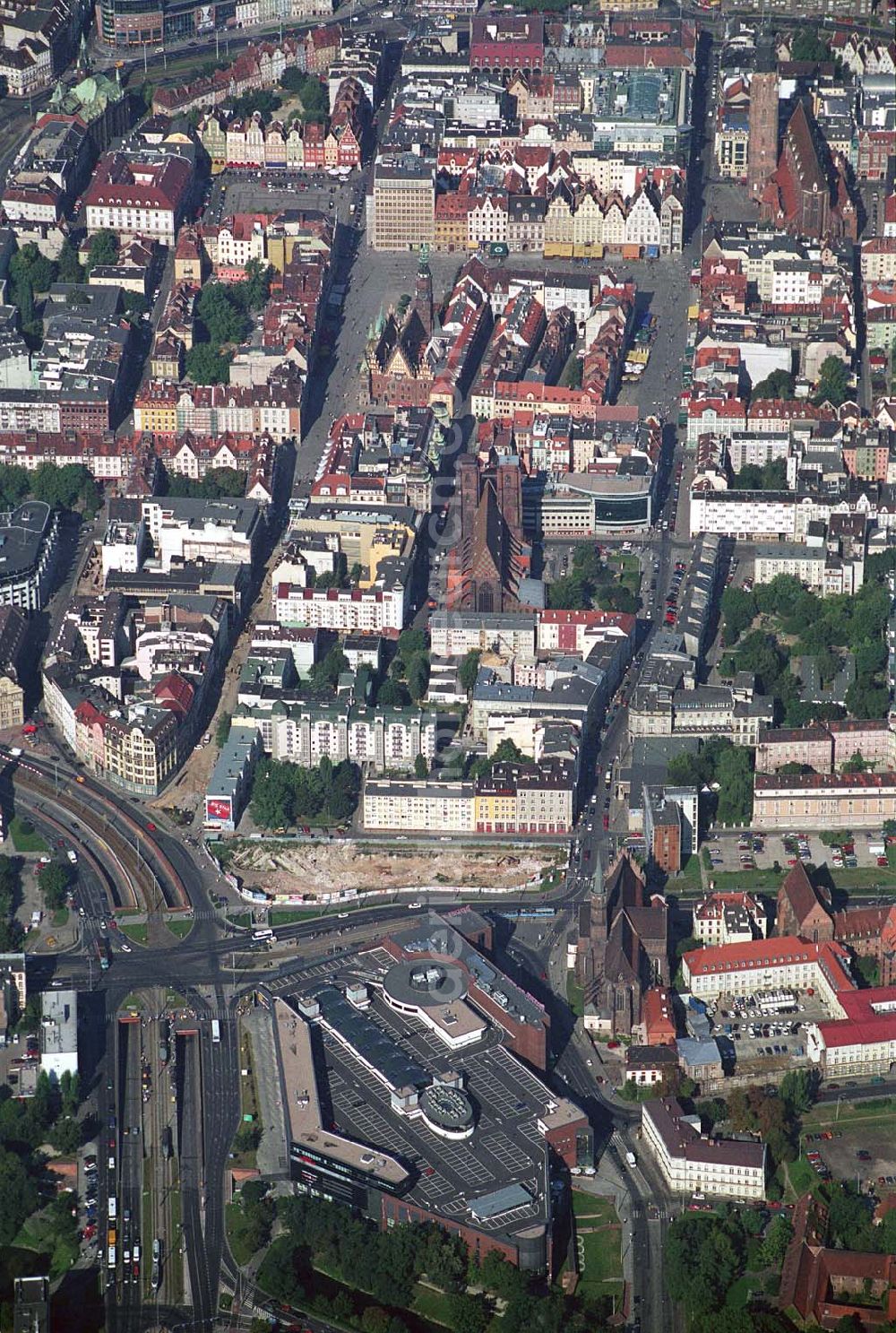 Wroclaw (Polen) from the bird's eye view: Blick auf die Galeria Dominikañska in Wroclaw, einem Shoppingcenter der ECE Projektmanagement G.m.b.H. & Co. KG. Das Geschäftshaus im Stadtzentrum wurde am 17. August 2001 eröffnet und beherbergt verschiedende Fachgeschäfte, einen Supermarkt, einen Fachmarkt für Unterhaltungselektronik, Serviceeinrichtungen, Restaurants und Cafés auf 3 Ebenen und ca. 32.500 qm. Galeria Dominikañska, Pl. Dominikanski 3, 50 -159 Wroclaw, Tel.: 0048-71-3449510, Fax: 0048-71-3449529