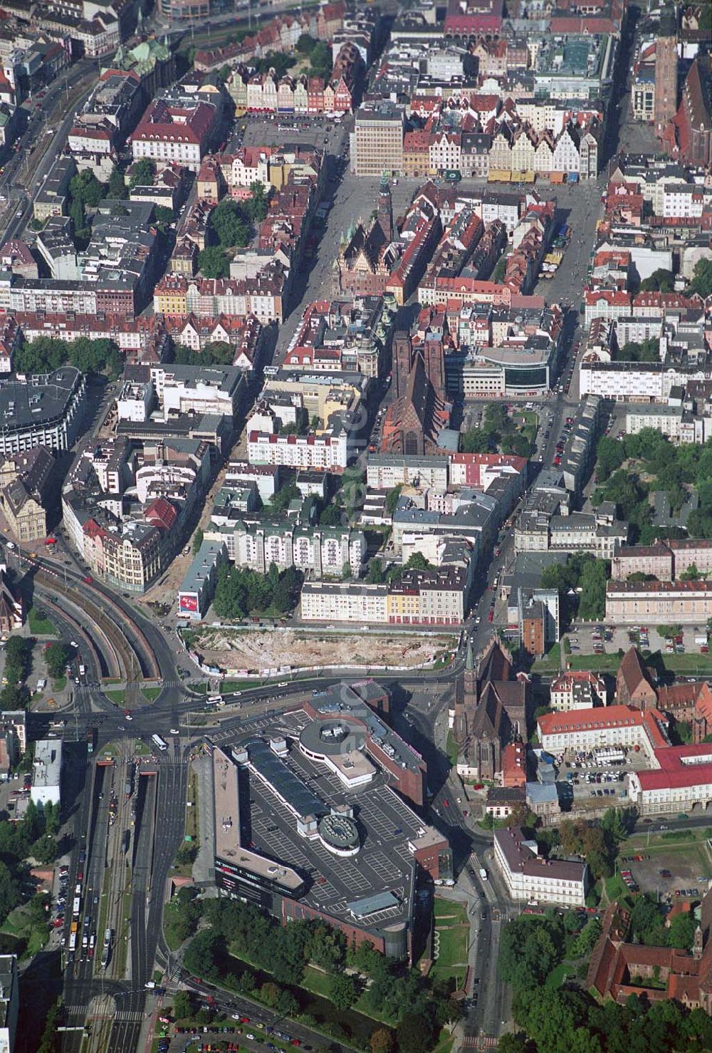 Aerial image Wroclaw (Polen) - Blick auf die Galeria Dominikañska in Wroclaw, einem Shoppingcenter der ECE Projektmanagement G.m.b.H. & Co. KG. Das Geschäftshaus im Stadtzentrum wurde am 17. August 2001 eröffnet und beherbergt verschiedende Fachgeschäfte, einen Supermarkt, einen Fachmarkt für Unterhaltungselektronik, Serviceeinrichtungen, Restaurants und Cafés auf 3 Ebenen und ca. 32.500 qm. Galeria Dominikañska, Pl. Dominikanski 3, 50 -159 Wroclaw, Tel.: 0048-71-3449510, Fax: 0048-71-3449529