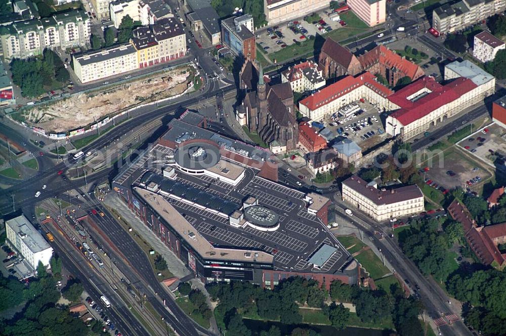 Aerial photograph Wroclaw (Polen) - Blick auf die Galeria Dominikañska in Wroclaw, einem Shoppingcenter der ECE Projektmanagement G.m.b.H. & Co. KG. Das Geschäftshaus im Stadtzentrum wurde am 17. August 2001 eröffnet und beherbergt verschiedende Fachgeschäfte, einen Supermarkt, einen Fachmarkt für Unterhaltungselektronik, Serviceeinrichtungen, Restaurants und Cafés auf 3 Ebenen und ca. 32.500 qm. Galeria Dominikañska, Pl. Dominikanski 3, 50 -159 Wroclaw, Tel.: 0048-71-3449510, Fax: 0048-71-3449529