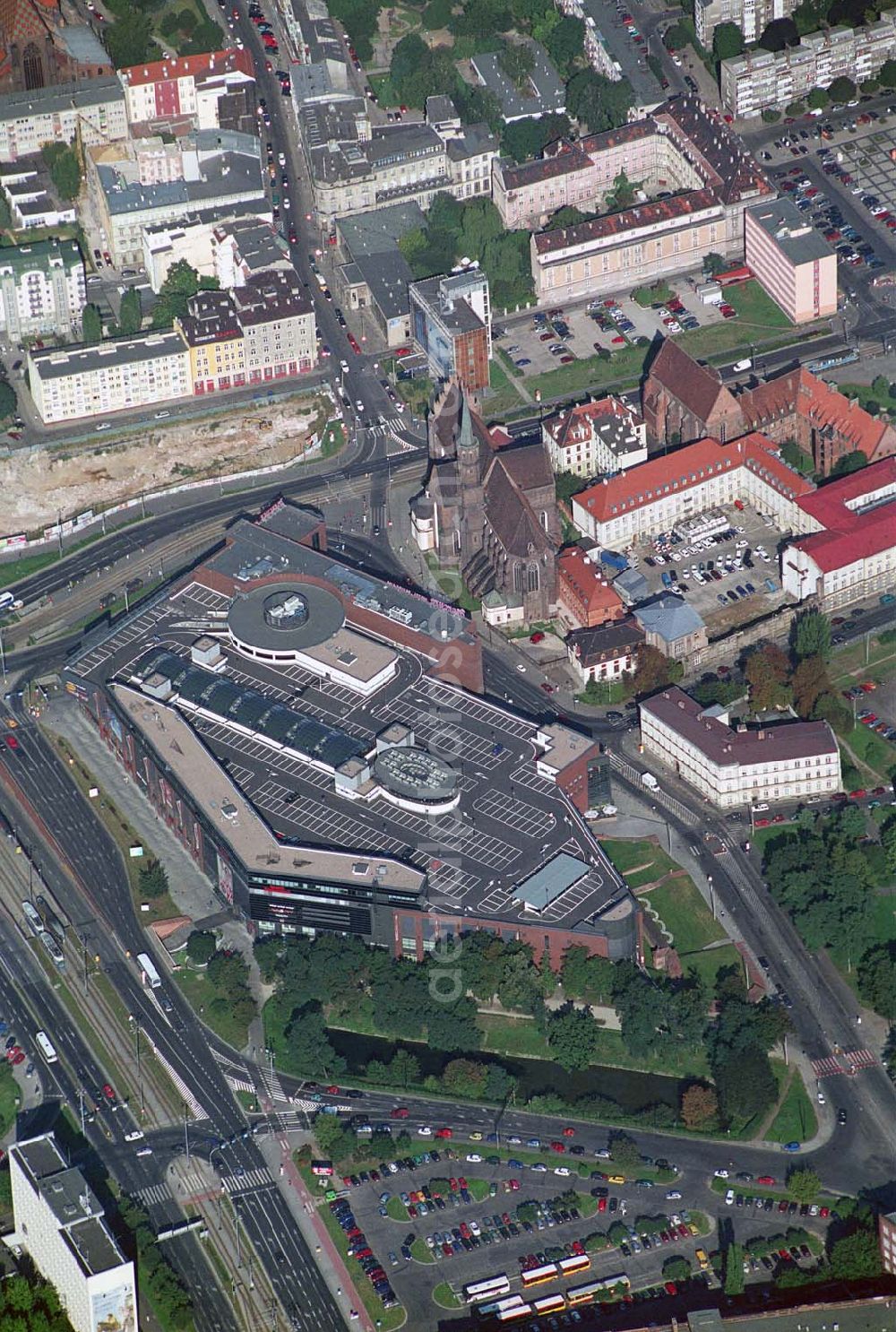 Wroclaw (Polen) from the bird's eye view: Blick auf die Galeria Dominikañska in Wroclaw, einem Shoppingcenter der ECE Projektmanagement G.m.b.H. & Co. KG. Das Geschäftshaus im Stadtzentrum wurde am 17. August 2001 eröffnet und beherbergt verschiedende Fachgeschäfte, einen Supermarkt, einen Fachmarkt für Unterhaltungselektronik, Serviceeinrichtungen, Restaurants und Cafés auf 3 Ebenen und ca. 32.500 qm. Galeria Dominikañska, Pl. Dominikanski 3, 50 -159 Wroclaw, Tel.: 0048-71-3449510, Fax: 0048-71-3449529