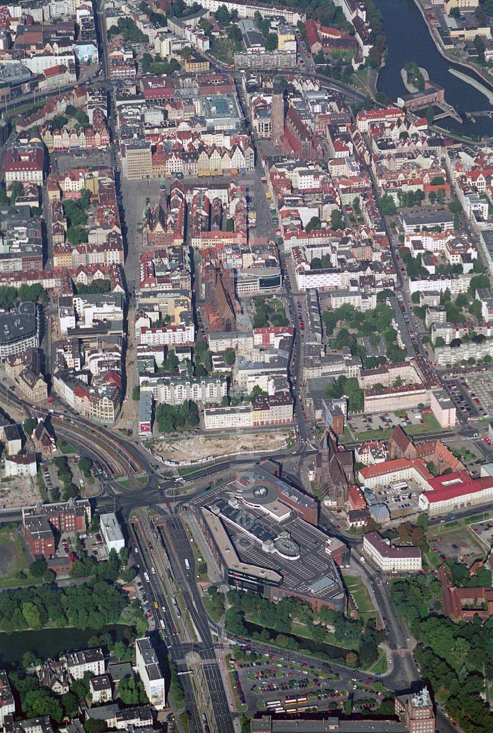 Aerial image Wroclaw (Polen) - Blick auf die Galeria Dominikañska in Wroclaw, einem Shoppingcenter der ECE Projektmanagement G.m.b.H. & Co. KG. Das Geschäftshaus im Stadtzentrum wurde am 17. August 2001 eröffnet und beherbergt verschiedende Fachgeschäfte, einen Supermarkt, einen Fachmarkt für Unterhaltungselektronik, Serviceeinrichtungen, Restaurants und Cafés auf 3 Ebenen und ca. 32.500 qm. Galeria Dominikañska, Pl. Dominikanski 3, 50 -159 Wroclaw, Tel.: 0048-71-3449510, Fax: 0048-71-3449529