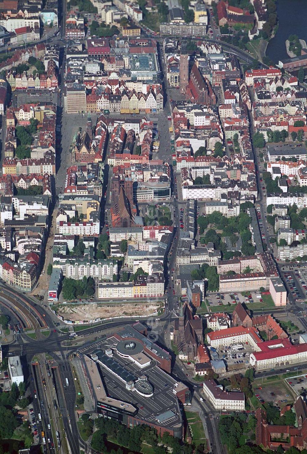 Aerial photograph Wroclaw (Polen) - Blick auf die Galeria Dominikañska in Wroclaw, einem Shoppingcenter der ECE Projektmanagement G.m.b.H. & Co. KG. Das Geschäftshaus im Stadtzentrum wurde am 17. August 2001 eröffnet und beherbergt verschiedende Fachgeschäfte, einen Supermarkt, einen Fachmarkt für Unterhaltungselektronik, Serviceeinrichtungen, Restaurants und Cafés auf 3 Ebenen und ca. 32.500 qm. Galeria Dominikañska, Pl. Dominikanski 3, 50 -159 Wroclaw, Tel.: 0048-71-3449510, Fax: 0048-71-3449529