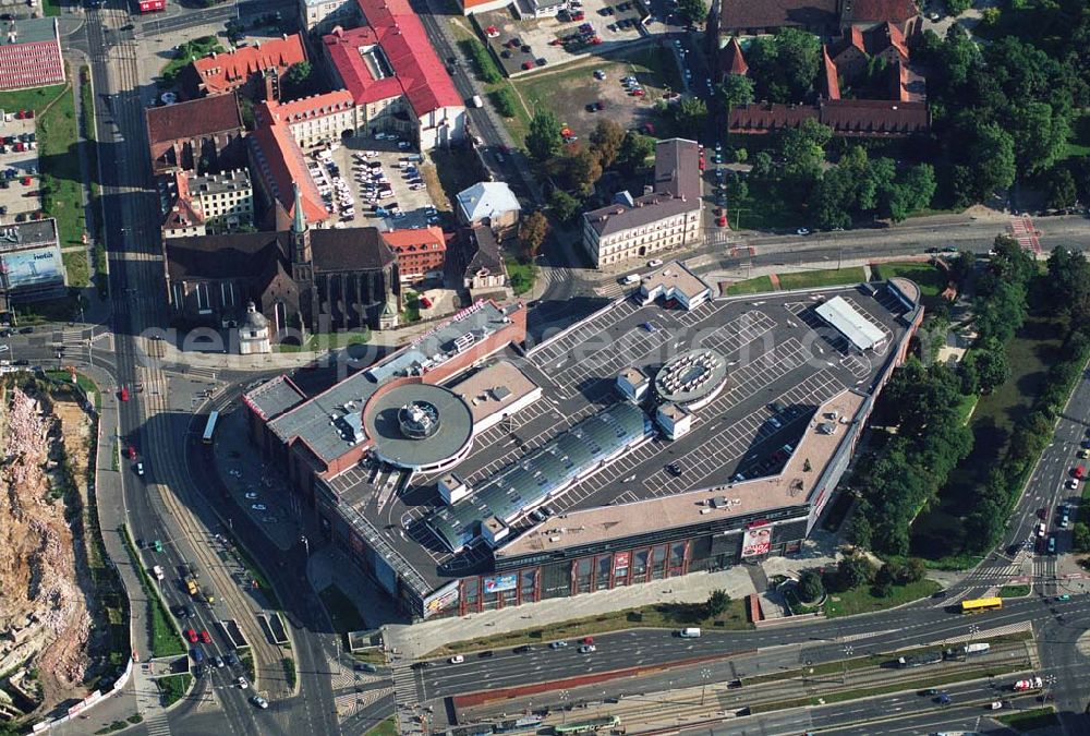 Wroclaw (Polen) from the bird's eye view: Blick auf die Galeria Dominikañska in Wroclaw, einem Shoppingcenter der ECE Projektmanagement G.m.b.H. & Co. KG. Das Geschäftshaus im Stadtzentrum wurde am 17. August 2001 eröffnet und beherbergt verschiedende Fachgeschäfte, einen Supermarkt, einen Fachmarkt für Unterhaltungselektronik, Serviceeinrichtungen, Restaurants und Cafés auf 3 Ebenen und ca. 32.500 qm. Galeria Dominikañska, Pl. Dominikanski 3, 50 -159 Wroclaw, Tel.: 0048-71-3449510, Fax: 0048-71-3449529