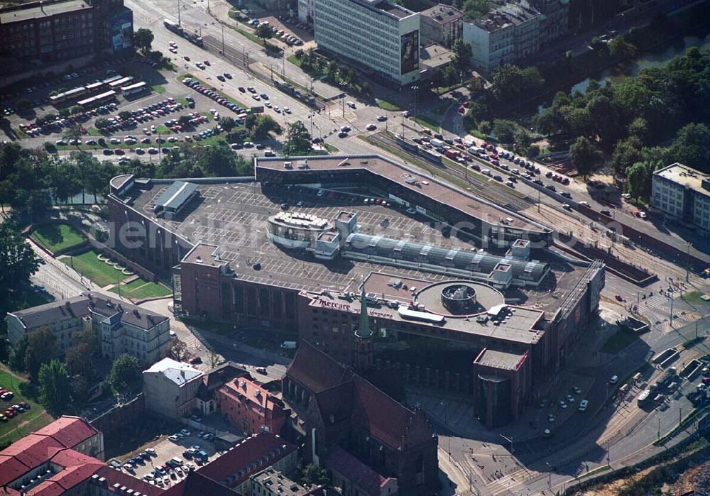 Aerial image Wroclaw (Polen) - Blick auf die Galeria Dominikañska in Wroclaw, einem Shoppingcenter der ECE Projektmanagement G.m.b.H. & Co. KG. Das Geschäftshaus im Stadtzentrum wurde am 17. August 2001 eröffnet und beherbergt verschiedende Fachgeschäfte, einen Supermarkt, einen Fachmarkt für Unterhaltungselektronik, Serviceeinrichtungen, Restaurants und Cafés auf 3 Ebenen und ca. 32.500 qm. Galeria Dominikañska, Pl. Dominikanski 3, 50 -159 Wroclaw, Tel.: 0048-71-3449510, Fax: 0048-71-3449529