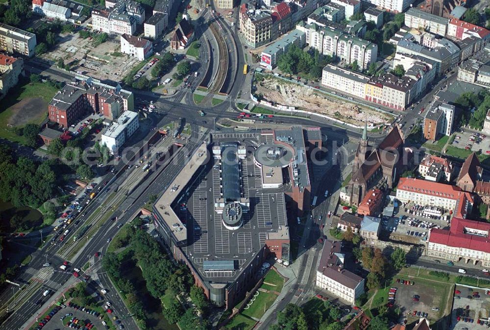 Aerial photograph Wroclaw (Polen) - Blick auf die Galeria Dominikañska in Wroclaw, einem Shoppingcenter der ECE Projektmanagement G.m.b.H. & Co. KG. Das Geschäftshaus im Stadtzentrum wurde am 17. August 2001 eröffnet und beherbergt verschiedende Fachgeschäfte, einen Supermarkt, einen Fachmarkt für Unterhaltungselektronik, Serviceeinrichtungen, Restaurants und Cafés auf 3 Ebenen und ca. 32.500 qm. Galeria Dominikañska, Pl. Dominikanski 3, 50 -159 Wroclaw, Tel.: 0048-71-3449510, Fax: 0048-71-3449529