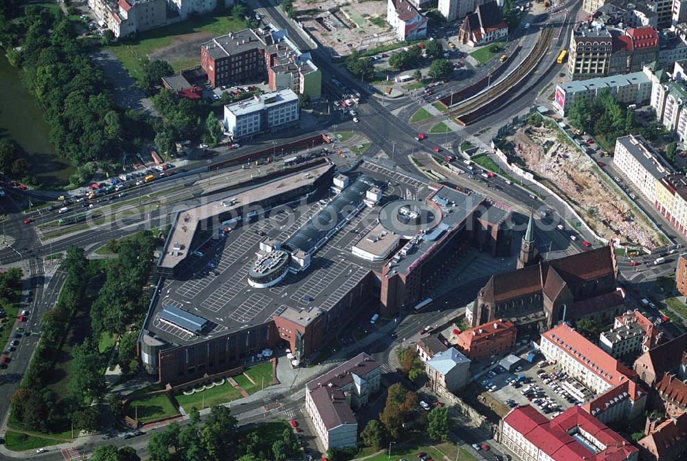 Wroclaw (Polen) from above - Blick auf die Galeria Dominikañska in Wroclaw, einem Shoppingcenter der ECE Projektmanagement G.m.b.H. & Co. KG. Das Geschäftshaus im Stadtzentrum wurde am 17. August 2001 eröffnet und beherbergt verschiedende Fachgeschäfte, einen Supermarkt, einen Fachmarkt für Unterhaltungselektronik, Serviceeinrichtungen, Restaurants und Cafés auf 3 Ebenen und ca. 32.500 qm. Galeria Dominikañska, Pl. Dominikanski 3, 50 -159 Wroclaw, Tel.: 0048-71-3449510, Fax: 0048-71-3449529