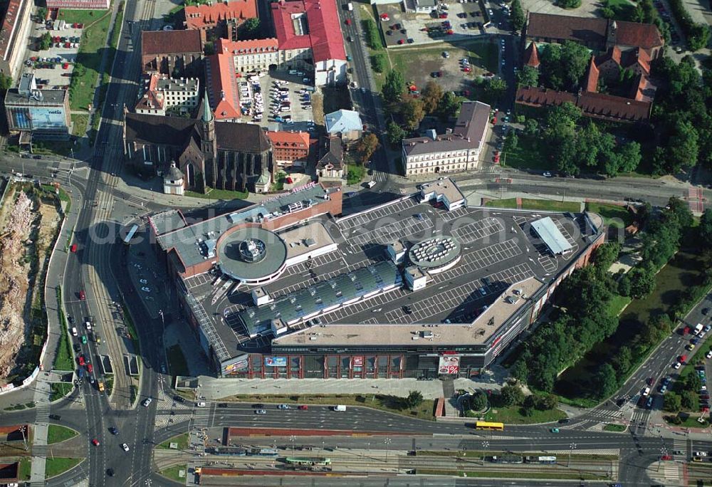 Wroclaw (Polen) from the bird's eye view: Blick auf die Galeria Dominikañska in Wroclaw, einem Shoppingcenter der ECE Projektmanagement G.m.b.H. & Co. KG. Das Geschäftshaus im Stadtzentrum wurde am 17. August 2001 eröffnet und beherbergt verschiedende Fachgeschäfte, einen Supermarkt, einen Fachmarkt für Unterhaltungselektronik, Serviceeinrichtungen, Restaurants und Cafés auf 3 Ebenen und ca. 32.500 qm. Galeria Dominikañska, Pl. Dominikanski 3, 50 -159 Wroclaw, Tel.: 0048-71-3449510, Fax: 0048-71-3449529