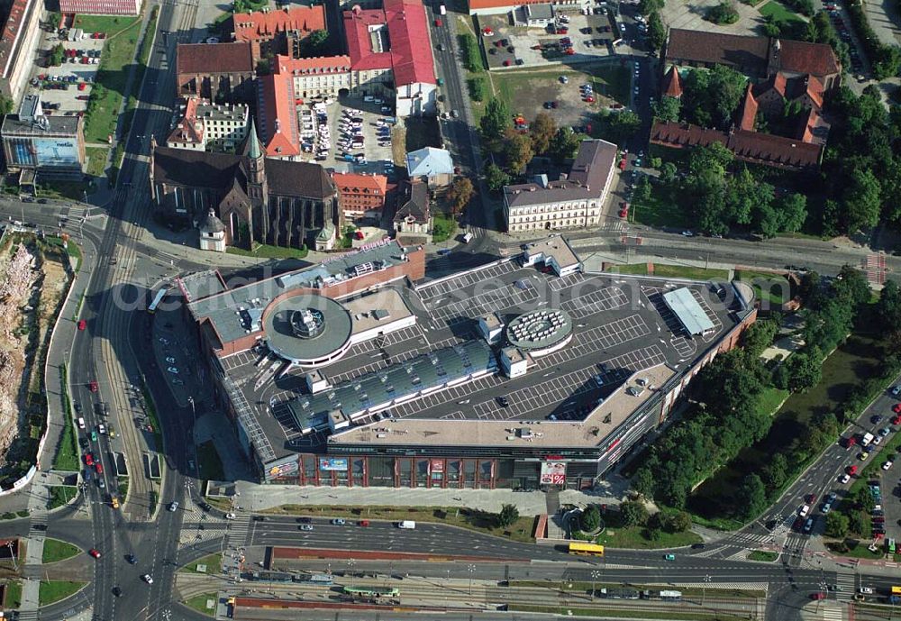 Aerial image Wroclaw (Polen) - Blick auf die Galeria Dominikañska in Wroclaw, einem Shoppingcenter der ECE Projektmanagement G.m.b.H. & Co. KG. Das Geschäftshaus im Stadtzentrum wurde am 17. August 2001 eröffnet und beherbergt verschiedende Fachgeschäfte, einen Supermarkt, einen Fachmarkt für Unterhaltungselektronik, Serviceeinrichtungen, Restaurants und Cafés auf 3 Ebenen und ca. 32.500 qm. Galeria Dominikañska, Pl. Dominikanski 3, 50 -159 Wroclaw, Tel.: 0048-71-3449510, Fax: 0048-71-3449529