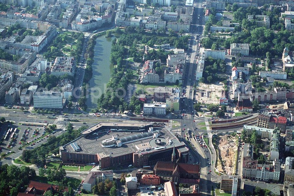 Wroclaw (Polen) from above - Blick auf die Galeria Dominikañska in Wroclaw, einem Shoppingcenter der ECE Projektmanagement G.m.b.H. & Co. KG. Das Geschäftshaus im Stadtzentrum wurde am 17. August 2001 eröffnet und beherbergt verschiedende Fachgeschäfte, einen Supermarkt, einen Fachmarkt für Unterhaltungselektronik, Serviceeinrichtungen, Restaurants und Cafés auf 3 Ebenen und ca. 32.500 qm. Galeria Dominikañska, Pl. Dominikanski 3, 50 -159 Wroclaw, Tel.: 0048-71-3449510, Fax: 0048-71-3449529