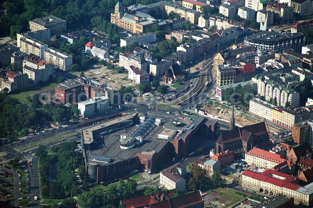 Aerial image Wroclaw (Polen) - Blick auf die Galeria Dominikañska in Wroclaw, einem Shoppingcenter der ECE Projektmanagement G.m.b.H. & Co. KG. Das Geschäftshaus im Stadtzentrum wurde am 17. August 2001 eröffnet und beherbergt verschiedende Fachgeschäfte, einen Supermarkt, einen Fachmarkt für Unterhaltungselektronik, Serviceeinrichtungen, Restaurants und Cafés auf 3 Ebenen und ca. 32.500 qm. Galeria Dominikañska, Pl. Dominikanski 3, 50 -159 Wroclaw, Tel.: 0048-71-3449510, Fax: 0048-71-3449529