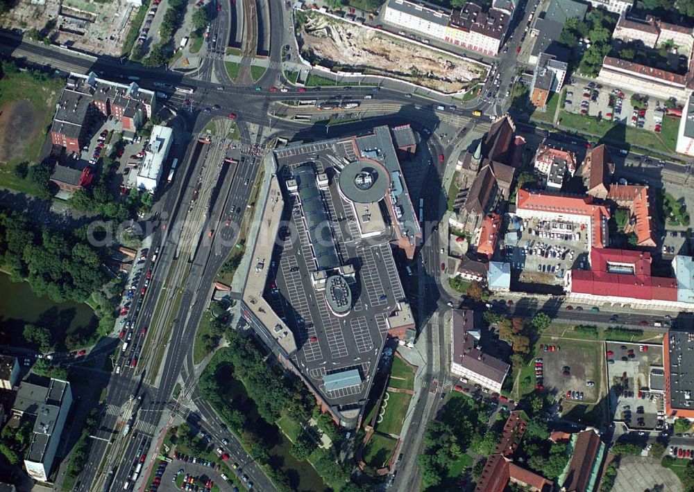 Aerial photograph Wroclaw (Polen) - Blick auf die Galeria Dominikañska in Wroclaw, einem Shoppingcenter der ECE Projektmanagement G.m.b.H. & Co. KG. Das Geschäftshaus im Stadtzentrum wurde am 17. August 2001 eröffnet und beherbergt verschiedende Fachgeschäfte, einen Supermarkt, einen Fachmarkt für Unterhaltungselektronik, Serviceeinrichtungen, Restaurants und Cafés auf 3 Ebenen und ca. 32.500 qm. Galeria Dominikañska, Pl. Dominikanski 3, 50 -159 Wroclaw, Tel.: 0048-71-3449510, Fax: 0048-71-3449529