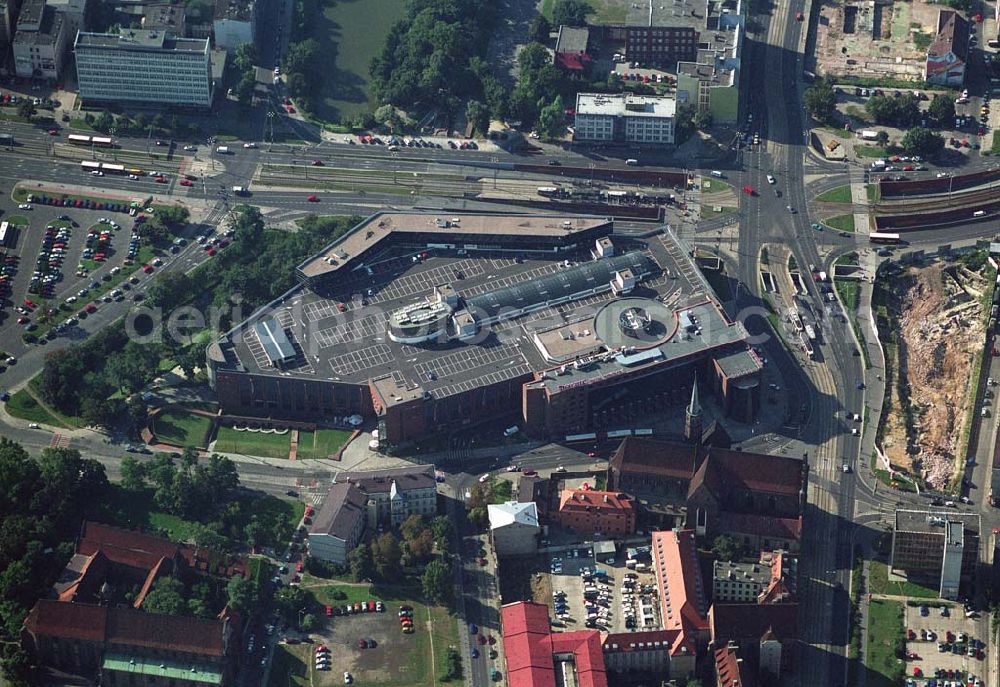 Wroclaw (Polen) from above - Blick auf die Galeria Dominikañska in Wroclaw, einem Shoppingcenter der ECE Projektmanagement G.m.b.H. & Co. KG. Das Geschäftshaus im Stadtzentrum wurde am 17. August 2001 eröffnet und beherbergt verschiedende Fachgeschäfte, einen Supermarkt, einen Fachmarkt für Unterhaltungselektronik, Serviceeinrichtungen, Restaurants und Cafés auf 3 Ebenen und ca. 32.500 qm. Galeria Dominikañska, Pl. Dominikanski 3, 50 -159 Wroclaw, Tel.: 0048-71-3449510, Fax: 0048-71-3449529