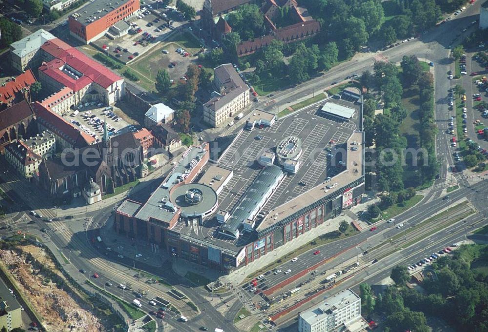 Aerial image Wroclaw (Polen) - Blick auf die Galeria Dominikañska in Wroclaw, einem Shoppingcenter der ECE Projektmanagement G.m.b.H. & Co. KG. Das Geschäftshaus im Stadtzentrum wurde am 17. August 2001 eröffnet und beherbergt verschiedende Fachgeschäfte, einen Supermarkt, einen Fachmarkt für Unterhaltungselektronik, Serviceeinrichtungen, Restaurants und Cafés auf 3 Ebenen und ca. 32.500 qm. Galeria Dominikañska, Pl. Dominikanski 3, 50 -159 Wroclaw, Tel.: 0048-71-3449510, Fax: 0048-71-3449529