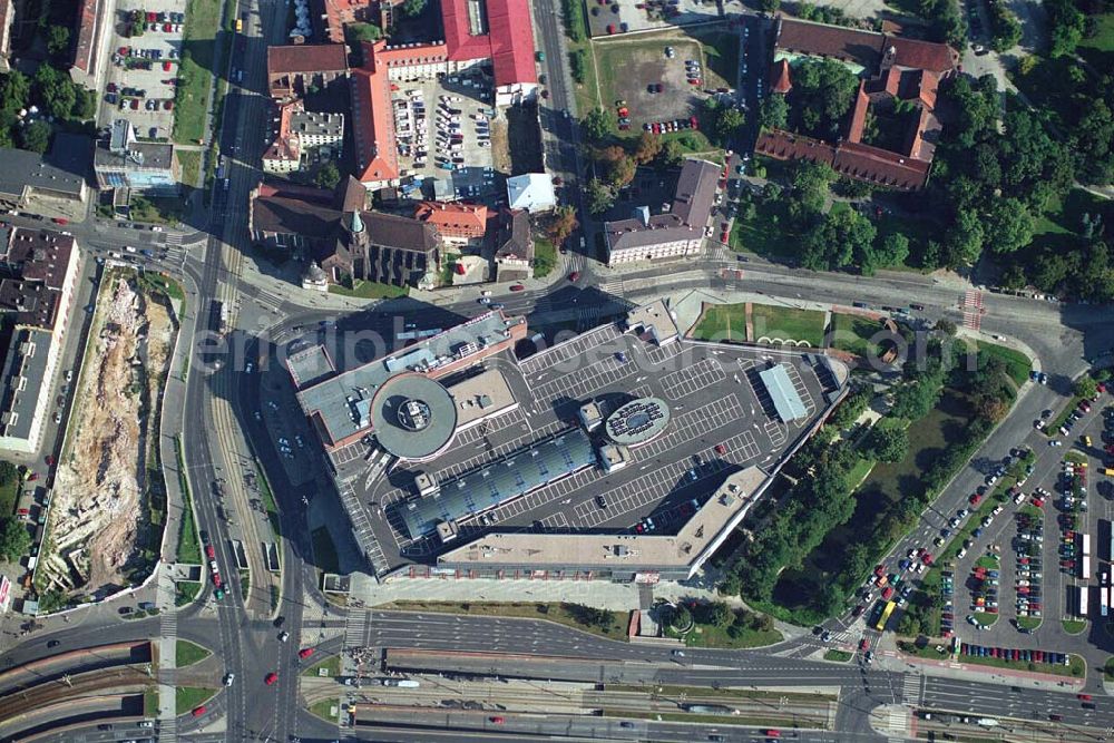 Aerial photograph Wroclaw (Polen) - Blick auf die Galeria Dominikañska in Wroclaw, einem Shoppingcenter der ECE Projektmanagement G.m.b.H. & Co. KG. Das Geschäftshaus im Stadtzentrum wurde am 17. August 2001 eröffnet und beherbergt verschiedende Fachgeschäfte, einen Supermarkt, einen Fachmarkt für Unterhaltungselektronik, Serviceeinrichtungen, Restaurants und Cafés auf 3 Ebenen und ca. 32.500 qm. Galeria Dominikañska, Pl. Dominikanski 3, 50 -159 Wroclaw, Tel.: 0048-71-3449510, Fax: 0048-71-3449529