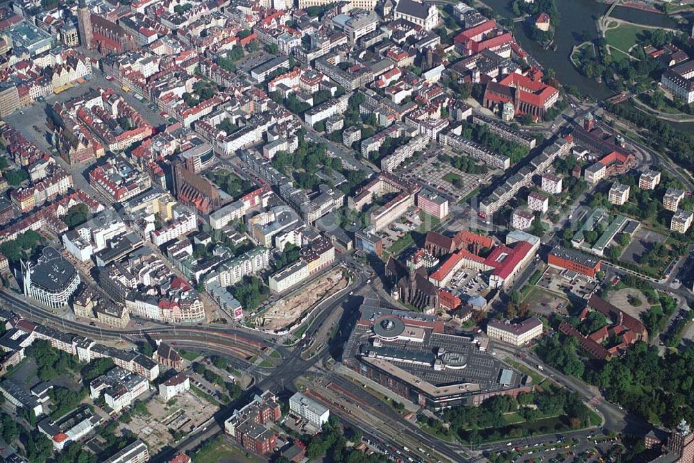 Wroclaw (Polen) from above - Blick auf die Galeria Dominikañska in Wroclaw, einem Shoppingcenter der ECE Projektmanagement G.m.b.H. & Co. KG. Das Geschäftshaus im Stadtzentrum wurde am 17. August 2001 eröffnet und beherbergt verschiedende Fachgeschäfte, einen Supermarkt, einen Fachmarkt für Unterhaltungselektronik, Serviceeinrichtungen, Restaurants und Cafés auf 3 Ebenen und ca. 32.500 qm. Galeria Dominikañska, Pl. Dominikanski 3, 50 -159 Wroclaw, Tel.: 0048-71-3449510, Fax: 0048-71-3449529