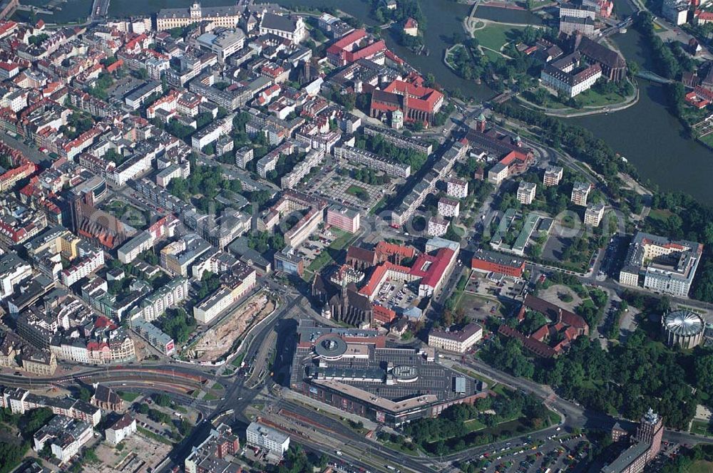 Wroclaw (Polen) from above - Blick auf die Galeria Dominikañska in Wroclaw, einem Shoppingcenter der ECE Projektmanagement G.m.b.H. & Co. KG. Das Geschäftshaus im Stadtzentrum wurde am 17. August 2001 eröffnet und beherbergt verschiedende Fachgeschäfte, einen Supermarkt, einen Fachmarkt für Unterhaltungselektronik, Serviceeinrichtungen, Restaurants und Cafés auf 3 Ebenen und ca. 32.500 qm. Galeria Dominikañska, Pl. Dominikanski 3, 50 -159 Wroclaw, Tel.: 0048-71-3449510, Fax: 0048-71-3449529